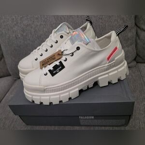NWT Palladium Star White Revolt LO TX Sneakers